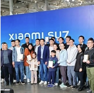 首批小米汽车SU7开始交付，雷军亲自为车主开车